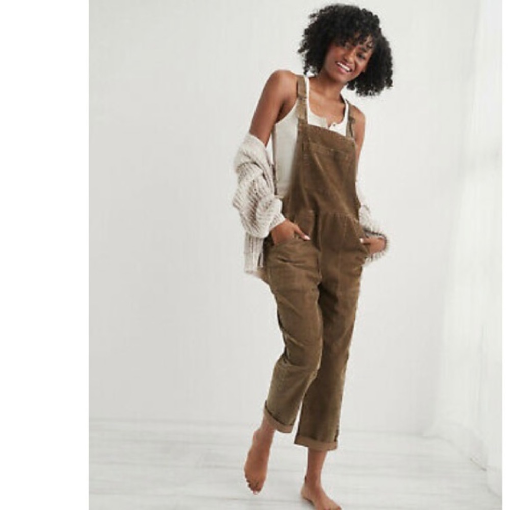 Army green Aerie corduroy overalls Size medium only worn once. Like New